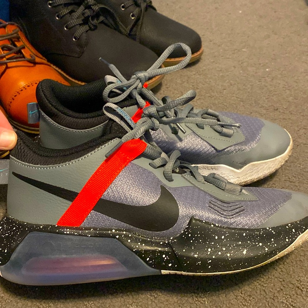 Nike Air Zoom Crossover - 6Y 
Smoke Grey Siren Red Speckled